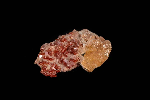 Pedra macro mineral Vanadinite sobre um fundo preto — Fotografia de Stock