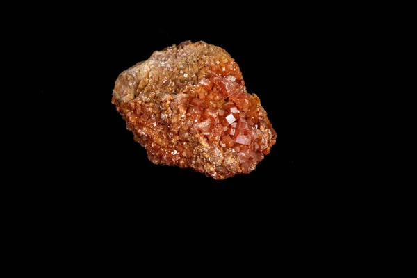 Makro mineral taş Vanadinite siyah bir zemin üzerine — Stok fotoğraf