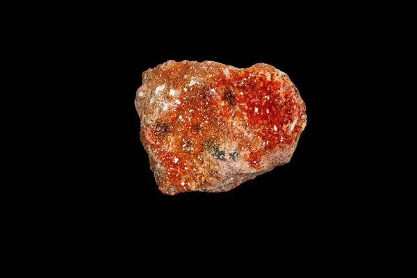 宏观矿物石头 Vanadinite 在一个黑色背景 — 图库照片