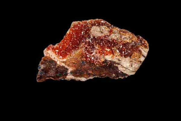 Pedra macro mineral Vanadinite sobre um fundo preto — Fotografia de Stock