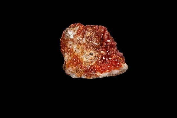 검은 배경에 매크로 미네랄 스톤 Vanadinite — 스톡 사진