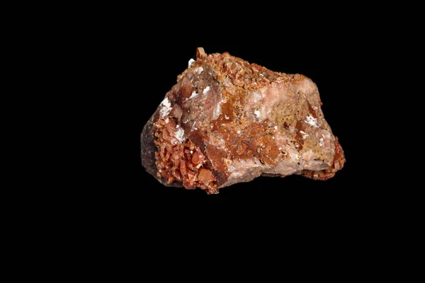 Макро мінеральний камінь Ванадініт на чорному тлі — стокове фото