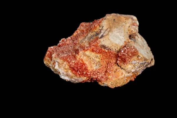 宏观矿物石头 Vanadinite 在一个黑色背景 — 图库照片