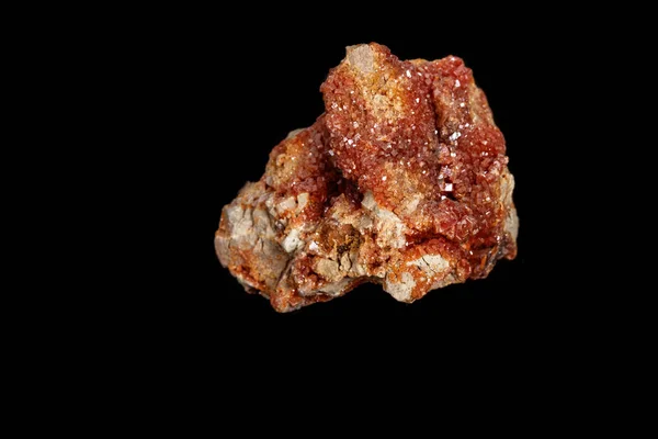 Pedra macro mineral Vanadinite sobre um fundo preto — Fotografia de Stock