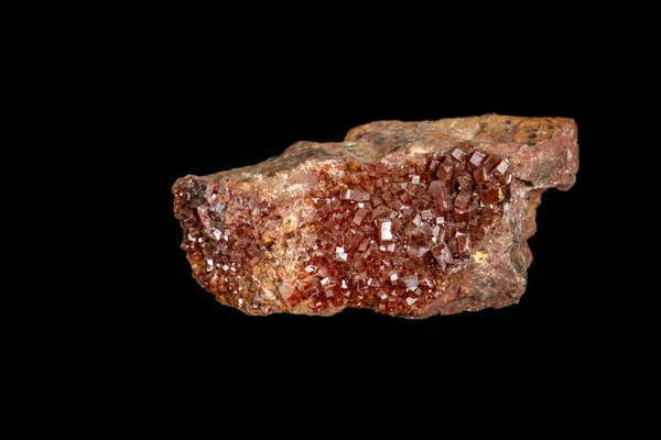 宏观矿物石头 Vanadinite 在一个黑色背景 — 图库照片