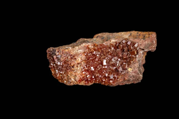 Macro pietra minerale Vanadinite su sfondo nero — Foto Stock