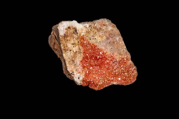 Makro ásványi kő Vanadinit a fekete háttér — Stock Fotó