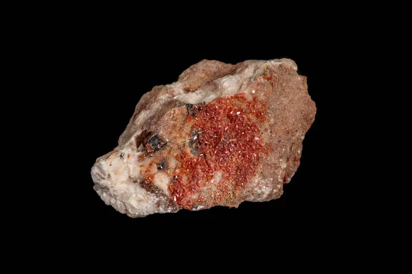 Pedra macro mineral Vanadinite sobre um fundo preto — Fotografia de Stock