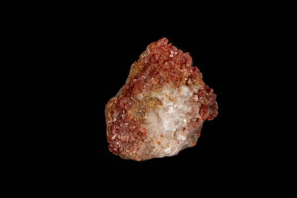 Макро мінеральний камінь Ванадініт на чорному тлі — стокове фото