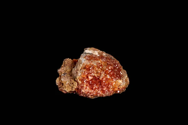 宏观矿物石头 Vanadinite 在一个黑色背景 — 图库照片