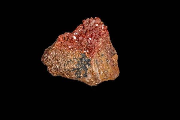 Minerální kámen makro Vanadinite na černém pozadí — Stock fotografie