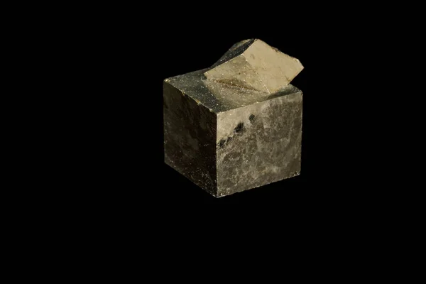 Makro mineral taş pirit siyah bir zemin üzerine — Stok fotoğraf