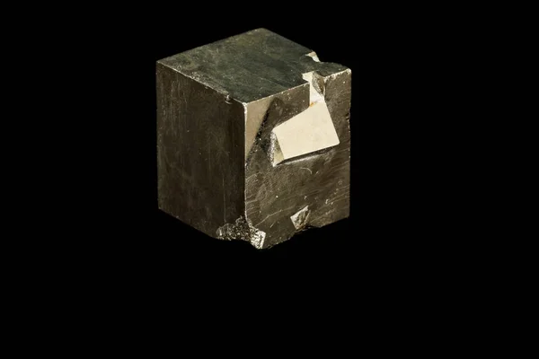 Makro ásványi kő pirit a fekete háttér — Stock Fotó