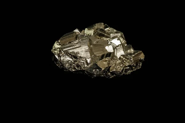 Pedra mineral macro Pirita sobre um fundo preto — Fotografia de Stock