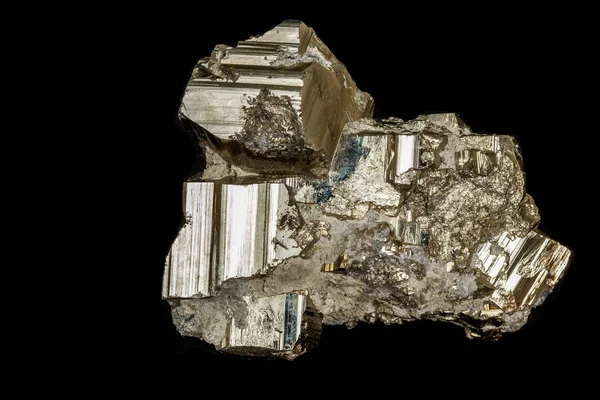 Μακροεντολή ορυκτή πέτρα σιδηροπυρίτη πάνω σε μαύρο φόντο — Φωτογραφία Αρχείου