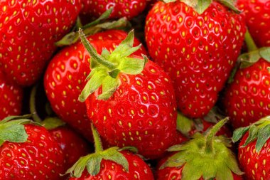 beyaz bir arka plan üzerinde güzel ve olgun kırmızı çilek 