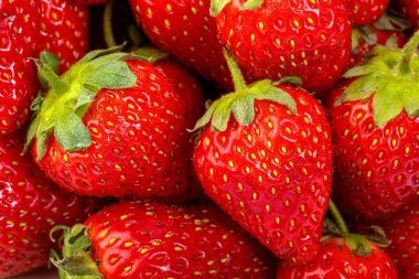 beyaz bir arka plan üzerinde güzel ve olgun kırmızı çilek 