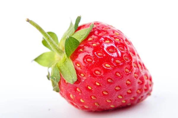 Belles fraises rouges mûres sur fond blanc Photo De Stock