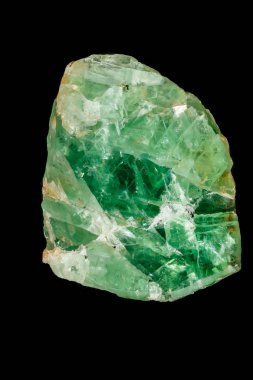 Makro siyah bir arka plan üzerinde mineral florit taşı