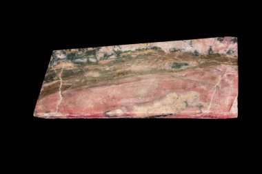 Makro taş Rhodonite maden siyah bir zemin üzerine