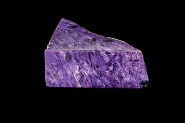 Makro taş Charoite mineral siyah bir zemin üzerine