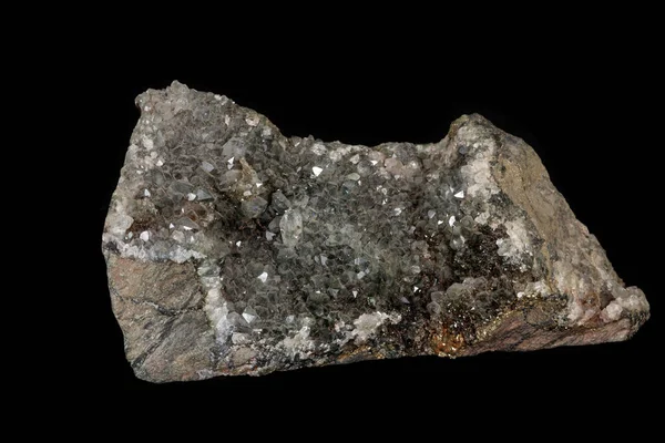 宏观石头矿物烟熏石英在黑色背景 — 图库照片