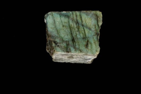 Макро з каменю мінерал лабрадориту на чорному тлі — стокове фото