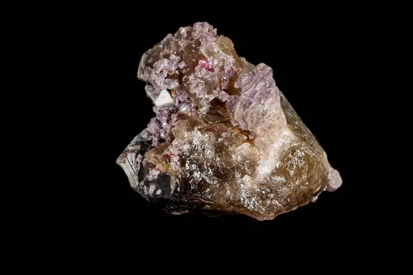 Siyah bir zemin üzerine Turmalin mineral taş yakın çekim — Stok fotoğraf