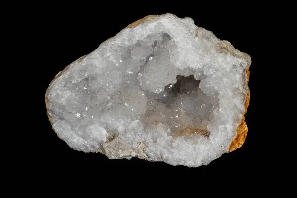 Macro pedra geodes de quartzo mineral no fundo preto — Fotografia de Stock