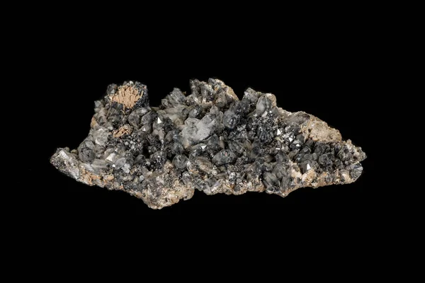 Makrostein-Mineralquarz mit ilvayit auf schwarzem Hintergrund — Stockfoto