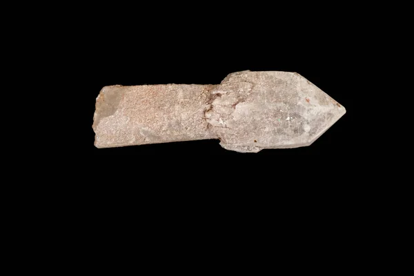 Macro di una pietra, un minerale di quarzo simile allo scettro su un dorso nero — Foto Stock