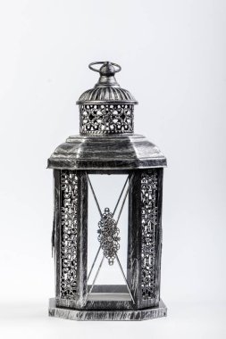 Beyaz arka planda güzel vintage metal fener 