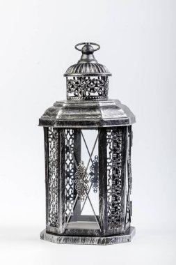 Beyaz arka planda güzel vintage metal fener 