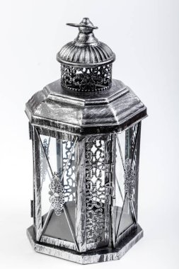 Beyaz arka planda güzel vintage metal fener 