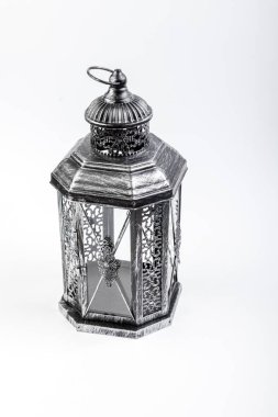 Beyaz arka planda güzel vintage metal fener 