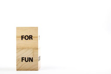 Beyaz bir arka plan yakından eğlenmek için yazıt ile Ahşap küpler