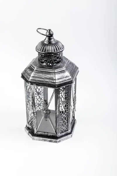 Piękne zabytkowe metalowe latarnia na białym tle — Zdjęcie stockowe