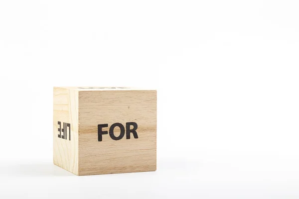 Cubos de madera con la inscripción para sobre un fondo blanco —  Fotos de Stock