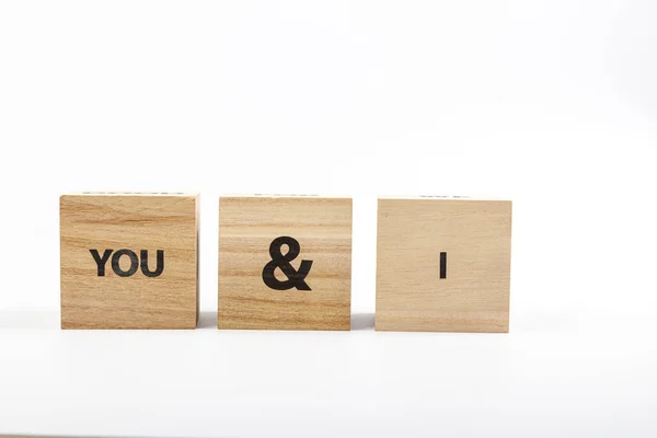 Cubos de madera con la inscripción you & i sobre un fondo blanco —  Fotos de Stock