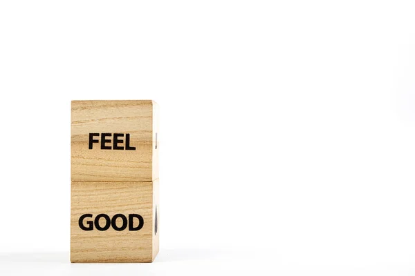 Holzwürfel mit der Aufschrift "Wohlfühlen" auf weißem Hintergrund — Stockfoto