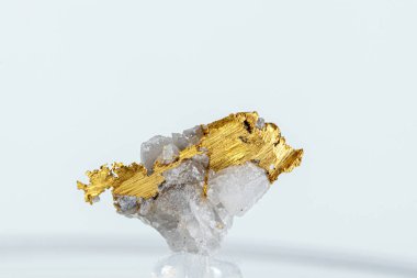 beyaz bir arka plan üzerinde kuvars makro mineral taş metal altın