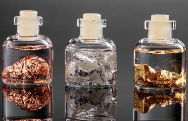 makro metal gümüş, altın, gri bir backgrou bir kapsül bakır