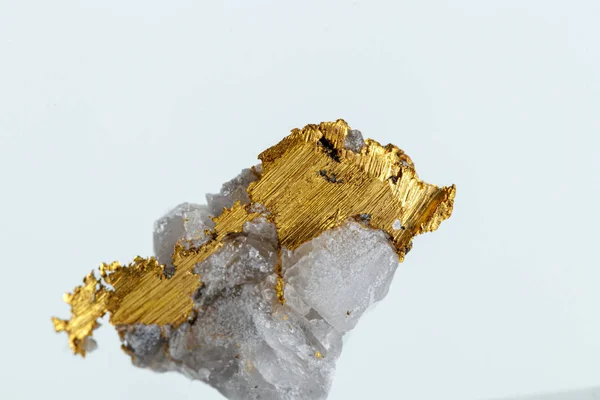 Макро мінеральний камінь металеве золото в кварці на білому тлі — стокове фото