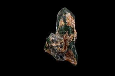 Siyah zemin üzerinde makro Axinite mineral taşı 