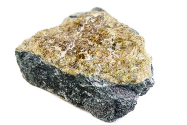 beyaz arkaplanda makro mineral taşı grossular