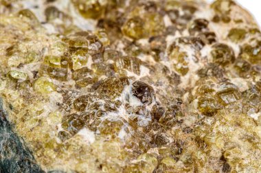 beyaz arkaplanda makro mineral taşı grossular