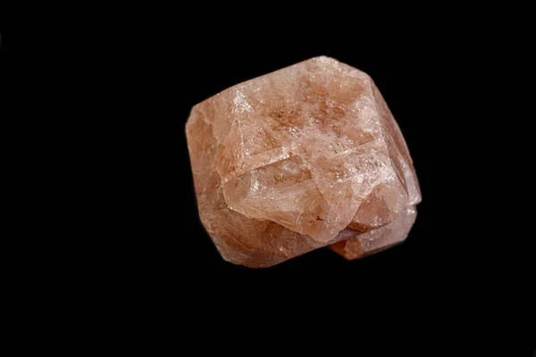 Makro mineral granat sten på en svart bakgrund — Stockfoto