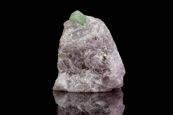 黑色背景的大型矿物石榴石 — 图库照片