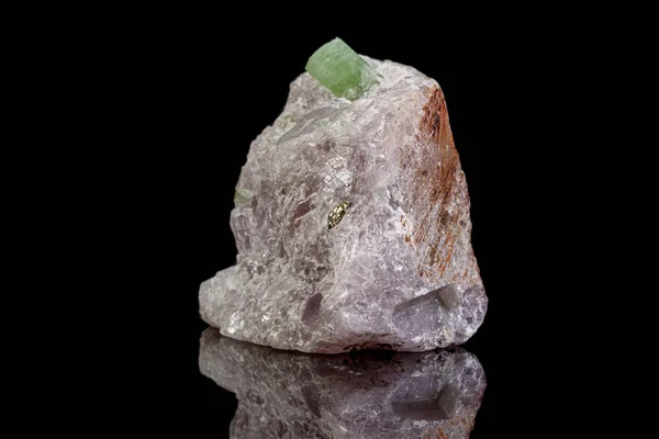 Macro pedra mineral pargasite no fundo preto — Fotografia de Stock