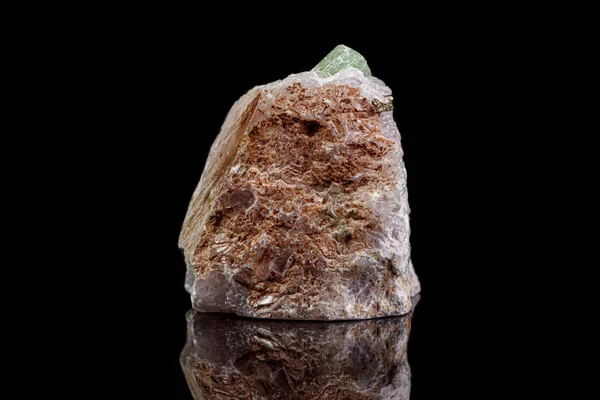 Batu pargasit mineral makro pada latar belakang hitam — Stok Foto